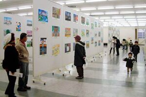 22日まで三条市体育文化センターで開かれている第27回ふるさと絵画コンクールの作品展
