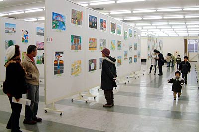22日まで三条市体育文化センターで開かれている第27回ふるさと絵画コンクールの作品展