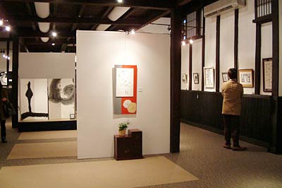 24日まで清雲亭山重仲町通店で開かれている泉田佑子さんの個展「墨遊小路書道展」