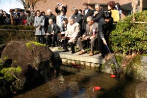 22日、三条市漢学の里「諸橋轍次記念館」で行われた第一回諸橋轍次博士記念漢詩大会の流觴曲水