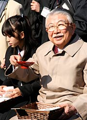 杯を干す全日本漢詩連盟の石川会長