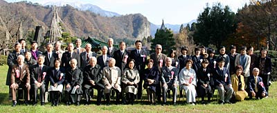 八木ヶ鼻を背に受賞者、関係者で記念写真