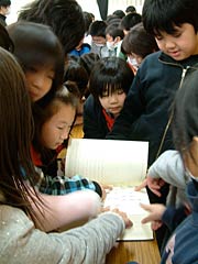 諸橋博士の自筆ノートや『大漢和辞典』を見る児童