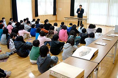 三条市立上林小学校で開かれた諸橋記念館の出前講座