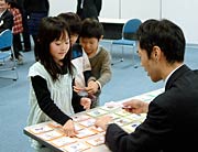 たまったお金で買い物する子どもたち