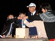 金子副市長と点灯スイッチを押す