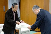 関川さんに礼状を手渡す小池市長