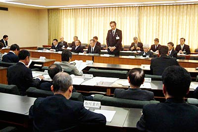 三条市で開かれた12月定例会の提出議案概要説明会