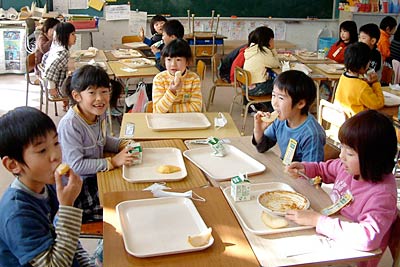 「ル　レクチエ」を味わう大崎小学校の1年生