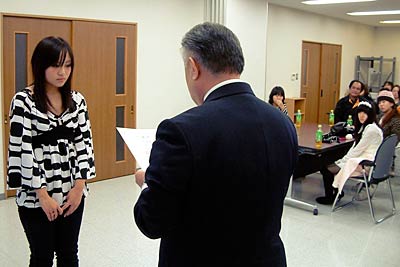 「Be-Con」のメンバーに感謝状を手渡す笠原燕商工会議所専務理事