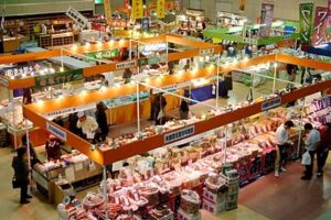 6日まで県央地域地場産業振興センターで開かれている「じばさん年末刃物特価市」