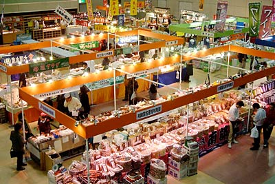 6日まで県央地域地場産業振興センターで開かれている「じばさん年末刃物特価市」