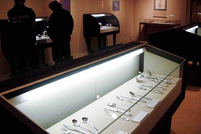 燕市産業史料館で開かれている「荒澤紀一 デザイン展」