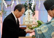 宮司から玉串を受ける三条信用金庫の杉野理事長