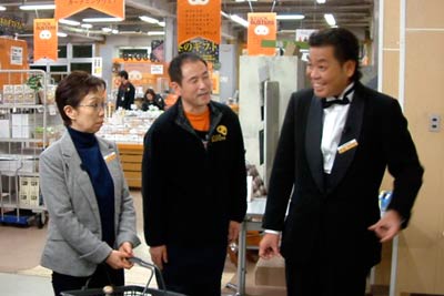左から沢田雅美さん、岩佐店長、山崎まさやさん
