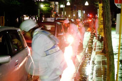 11日夜に行われた三条署の年末特別警戒、三条市役所前