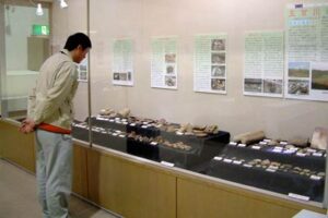 三条市歴史民俗産業資料館で遺跡発掘調査速報展2009、5つの遺跡と保内三王山古墳群復元品を展示