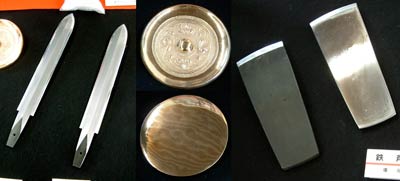 保内三王山古墳群復元品、左から鉄剣、四獣鏡、鉄斧