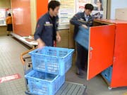 年賀状専用ポストからコンテナに入った年賀状を回収