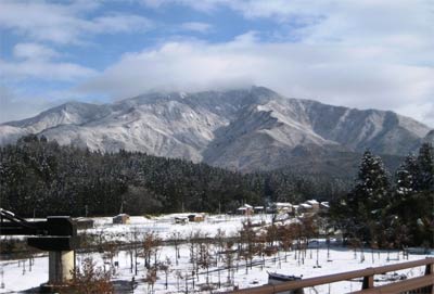 「しただブログ」の「09下田雪景色」に掲載された粟ヶ岳の写真