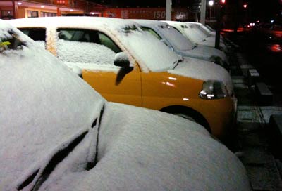 15日未明、三条市須頃地内で雪に真っ白に覆われた車