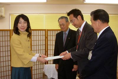 左から菊田衆院議員、渡辺三条商工会議所会頭、国定三条市長、小林燕市長