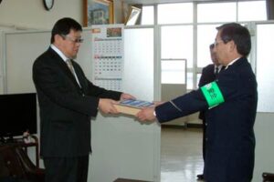 タクシーの乗客に配ってもらおうと三条署から三条市タクシー協会に後部座席シートベルト着用啓発グッズのマスク