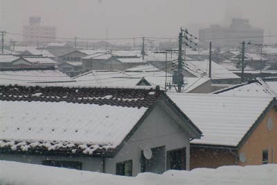 三条市林町付近の屋根を白くした雪