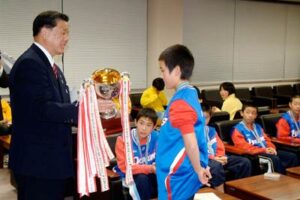 燕ミニバススポーツ少年団「燕ジュニアドラゴンズ」が全国大会出場を小林燕市長に報告