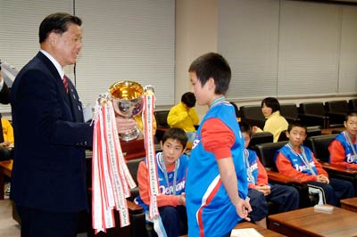 全国大会出場を報告する燕ミニバススポーツ少年団「燕ジュニアドラゴンズ」の頓所キャプテン