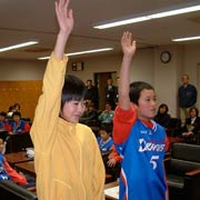 県大会での選手宣誓を再現する燕ジュニアドラゴンズの頓所キャプテンと分水ブンバーの中村さん