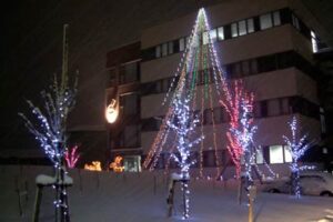 燕市小高の県央研究所新社屋で初めてイルミネーション灯る