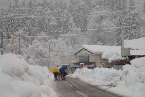21日も寒波は続き、三条市は最高気温1.7度、雪は小康状態で積雪30センチ割る