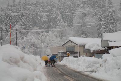 21日の三条市下田地区、北五百川付近に降り積もった雪