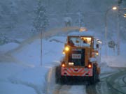 北五百川付近で雪をはね飛ばすロータリー除雪車