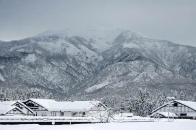 粟ヶ岳と手前の「いい湯らてい」はすっぽりと雪に覆われている