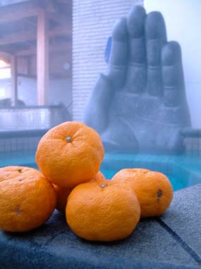「冬至」の22日は露天風呂「たなごころの湯」でゆず湯の「たなごころの湯」