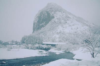 「いい湯らてい」から見る一服の水墨画のような奇勝、八木ヶ鼻の雪景