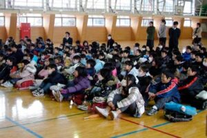 三条市内33小中学校すべてがそろって2学期の終業式、新型インフル流行で授業時数が足りない5校が冬休みを1日短縮