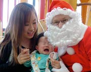 サンタクロースに大泣きする子も