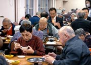 さっそく昼食でもちを味わう入所者