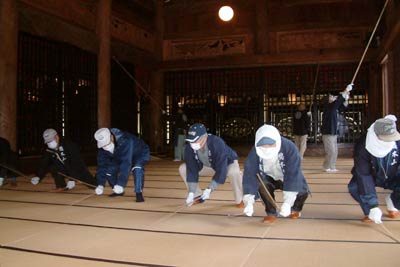 28日行われた本成寺のすす払い