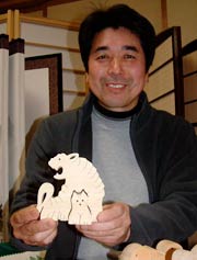オリジナルのえとの桐小物を製作する菅家さん