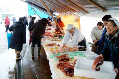 31日、三条市のちゅうおういちばで行われた歳末臨時市