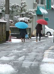 雪降る中を変える歳の市の客