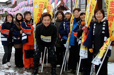 神明宮で歩け歩けコースの市長と「翔波女性防火クラブ」