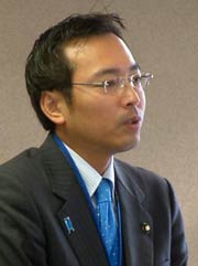 果断の年と話す国定市長