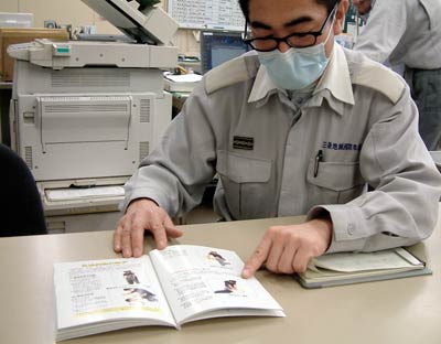 もちをのどに詰まらせたときの対応を説明する三条市消防本部職員