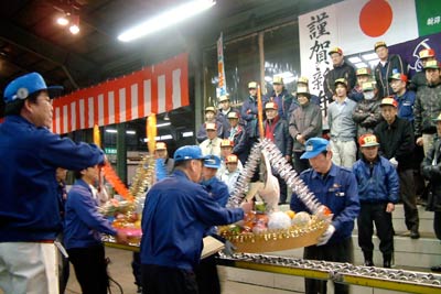 5日行われた新印青果西部卸市場の初競り
