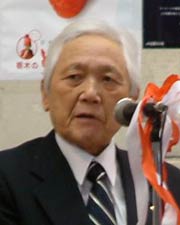 あいさつする新印青果西部卸市場の田村社長